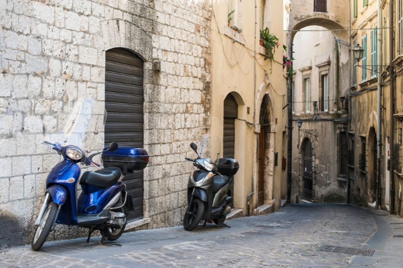 skutery włoskie na ulicy